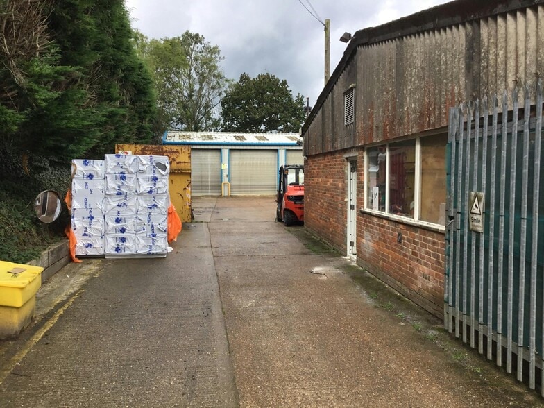 1-5 Cowbeech Hl, Hailsham to rent - Building Photo - Image 2 of 3