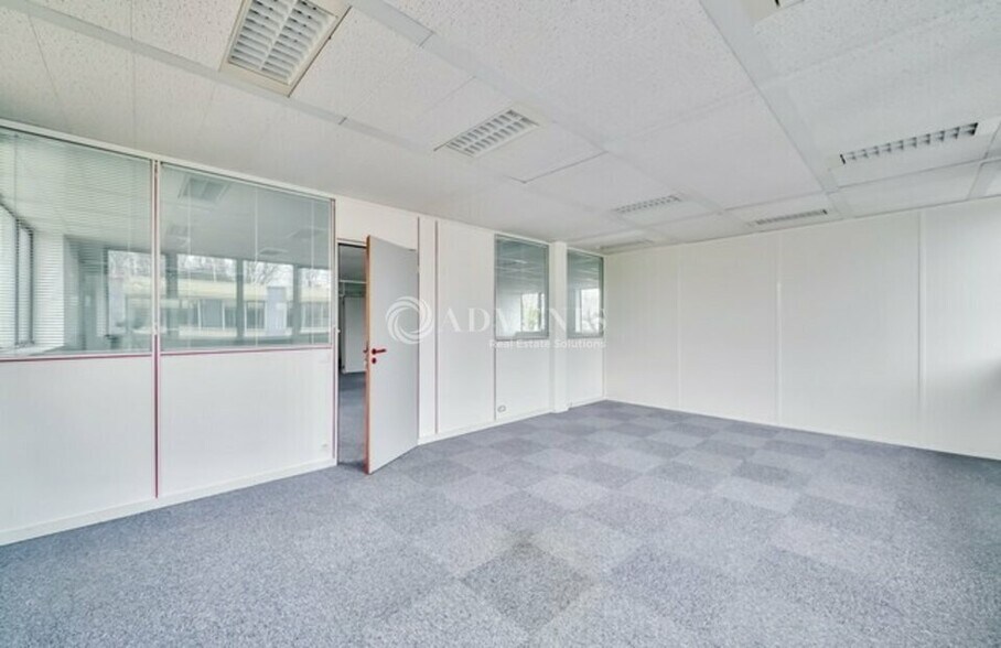 Office in Saint-Thibault-des-Vignes for sale - Interior Photo - Image 3 of 6