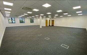 251-252 Capability Green, Luton to rent Interior Photo- Image 2 of 2