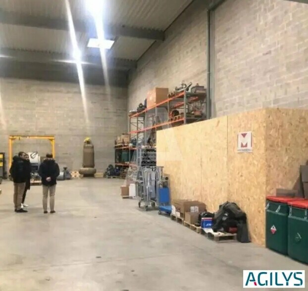 Light Industrial in Élancourt to rent - Interior Photo - Image 2 of 4