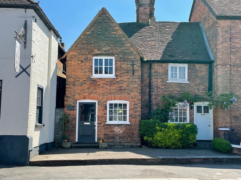 16 Wycombe End, Beaconsfield to rent - Building Photo - Image 2 of 7