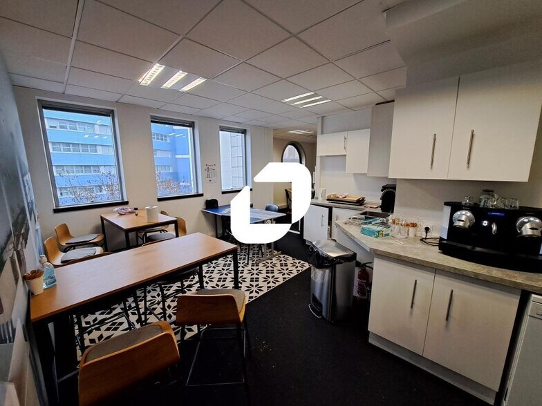 Office in Montreuil to rent - Interior Photo - Image 2 of 8