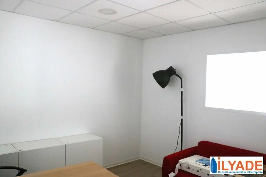 Office / Retail in Rousset to rent - Building Photo - Image 3 of 7