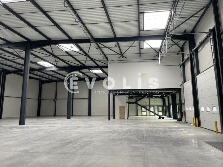 Light Industrial in Corbas to rent - Interior Photo - Image 2 of 40