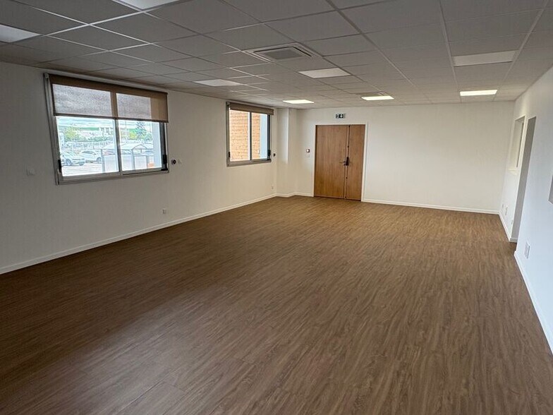 Light Industrial in Corbas to rent - Building Photo - Image 3 of 11