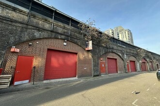 Randall Rd, London to rent Building Photo- Image 1 of 2