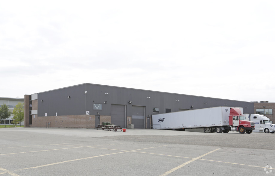 2500 Boul des Entreprises, Terrebonne, QC for rent - Building Photo - Image 2 of 2