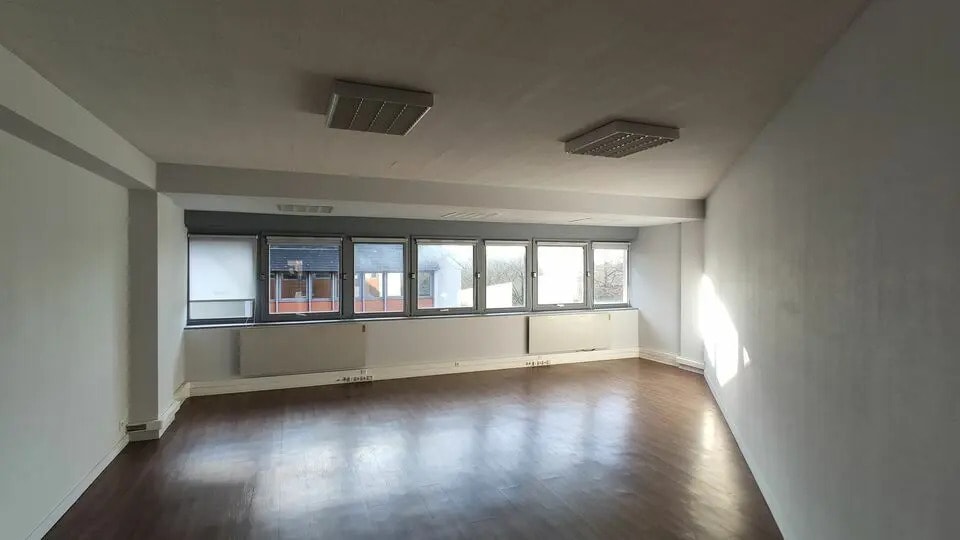 Location Bureaux 195 m² - Photo 1