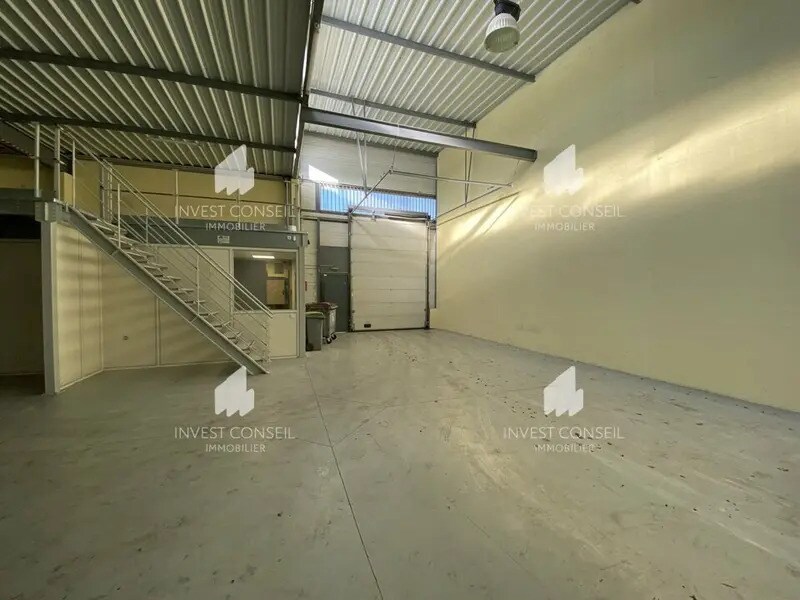 Light Industrial in Frépillon to rent Interior Photo- Image 1 of 7