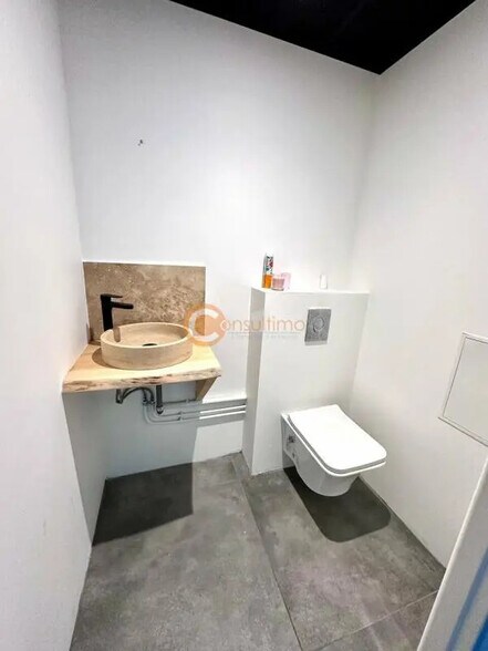 Retail in Carbon-Blanc to rent - Interior Photo - Image 3 of 5