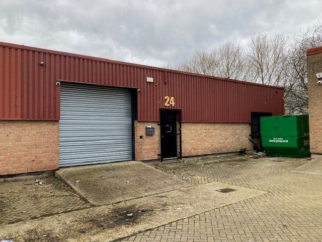 Unit 24, Longshot Industrial Estate, Bracknell to rent - Building Photo - Image 1 of 3