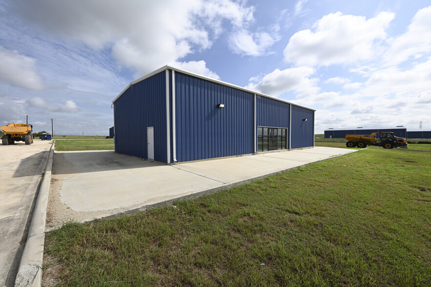 7474 W Interstate 10 W, Seguin, TX for sale - Building Photo - Image 2 of 6