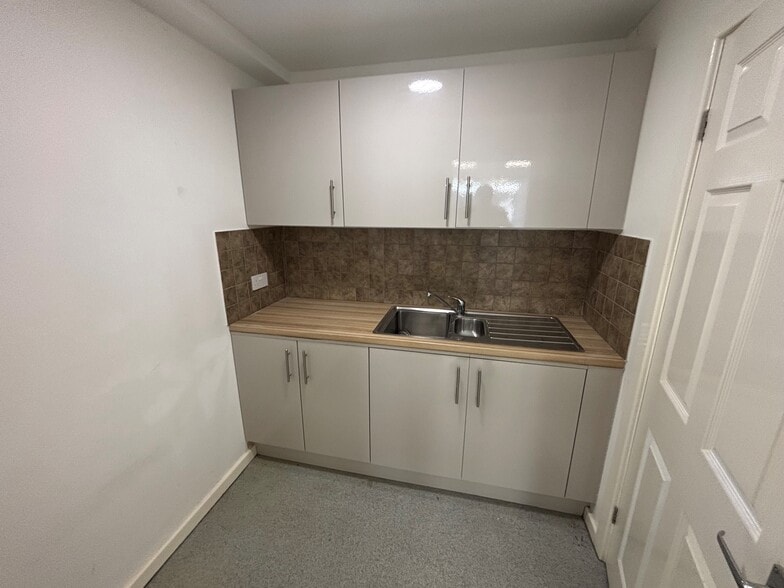 119A-B High St, Rushden to rent - Building Photo - Image 3 of 5