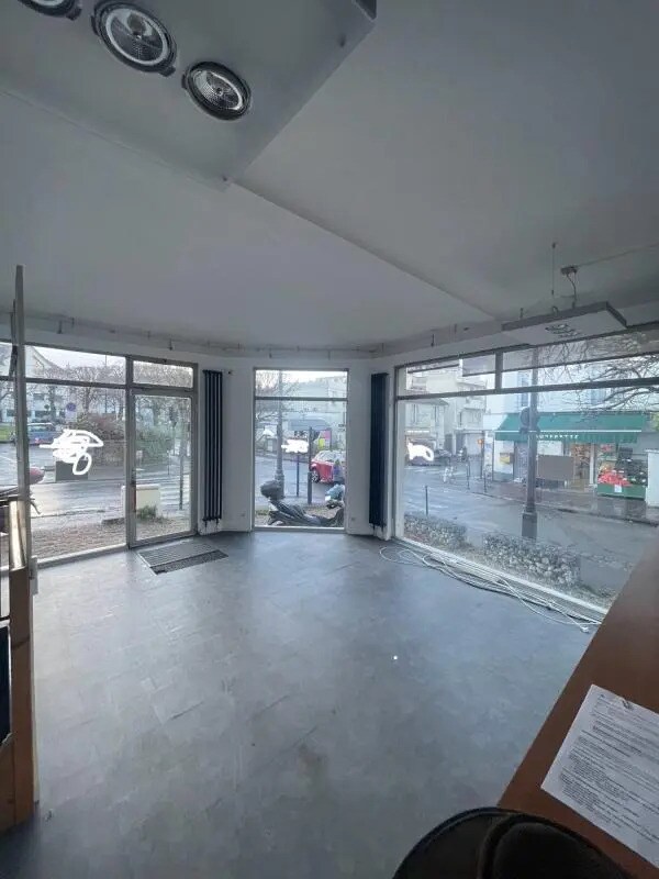 Retail in Rueil-Malmaison to rent Building Photo- Image 1 of 18
