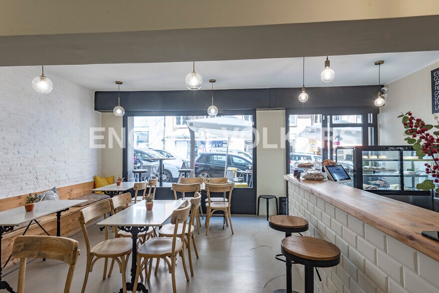 Retail in Barcelona, Barcelona to rent - Primary Photo - Image 1 of 2