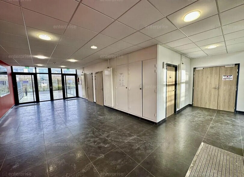 Office in Boves to rent - Lobby - Image 3 of 6