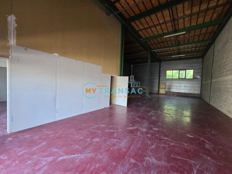 Light Industrial in Courtry to rent - Interior Photo - Image 2 of 3