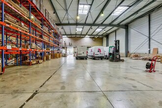 Light Industrial in Saint-Thibault-des-Vignes to rent Building Photo- Image 2 of 5