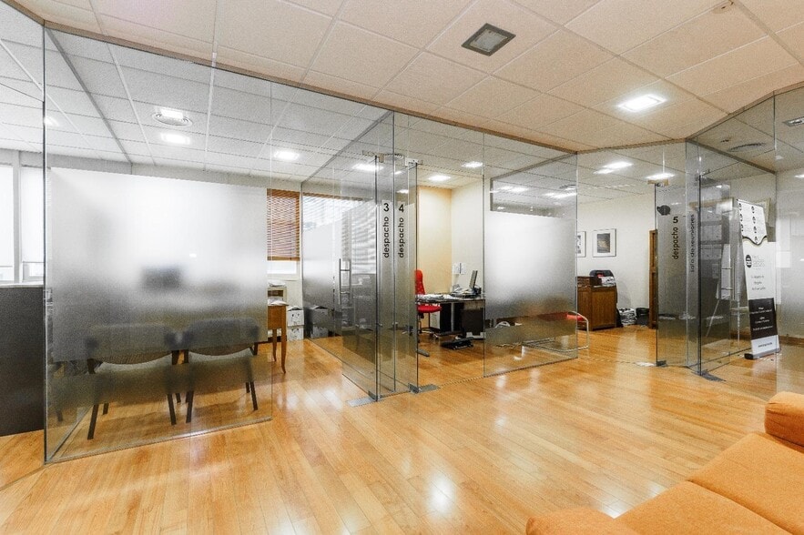 Office in Seville, Sevilla to rent - Interior Photo - Image 2 of 30
