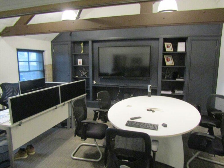 111 Dunstable Rd, Ampthill for sale - Interior Photo - Image 1 of 1