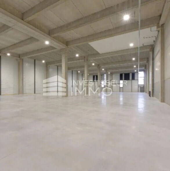 Light Industrial in Élancourt to rent - Interior Photo - Image 2 of 5