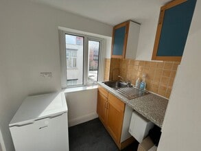 128 Whitechapel Rd, London to rent Interior Photo- Image 1 of 4