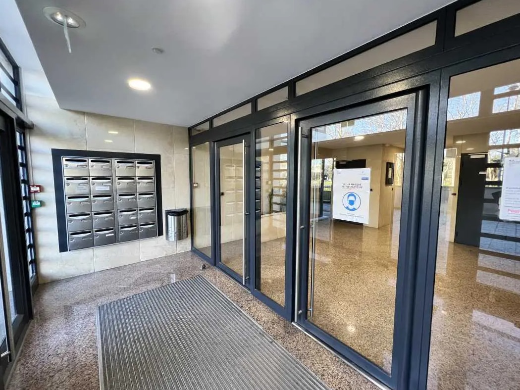Office in Évry to rent Lobby- Image 1 of 3