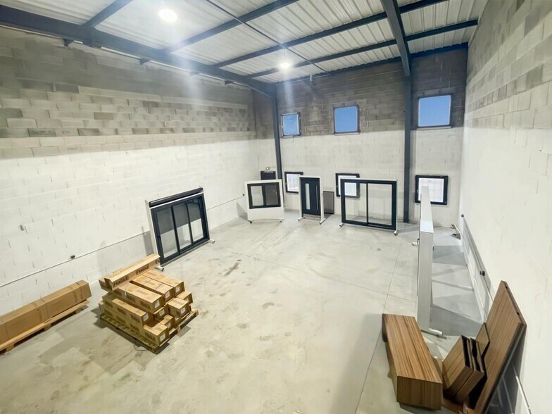 Industrial in Mions to rent - Interior Photo - Image 1 of 6