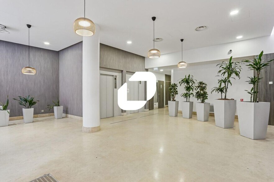 Office in Issy-les-Moulineaux to rent - Lobby - Image 2 of 11