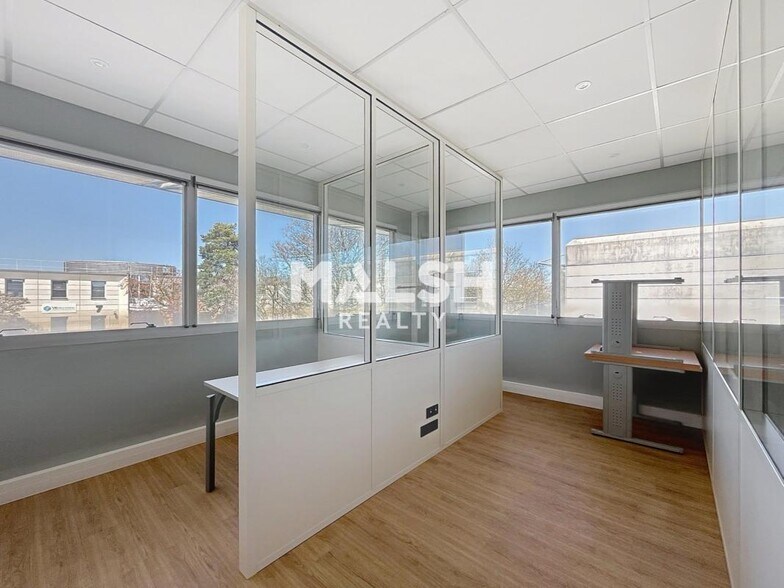 Office in Bron to rent - Interior Photo - Image 1 of 14