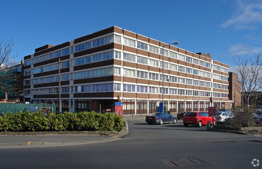 Back Spring Gdns, Bolton to rent - Building Photo - Image 2 of 2