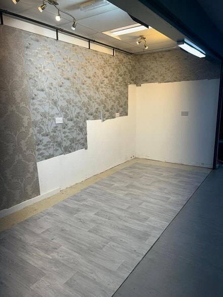 44-50A The Broadway, Southall to rent - Interior Photo - Image 3 of 11