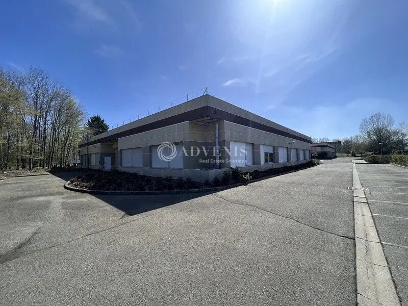 Office in Trappes to rent Building Photo- Image 1 of 7