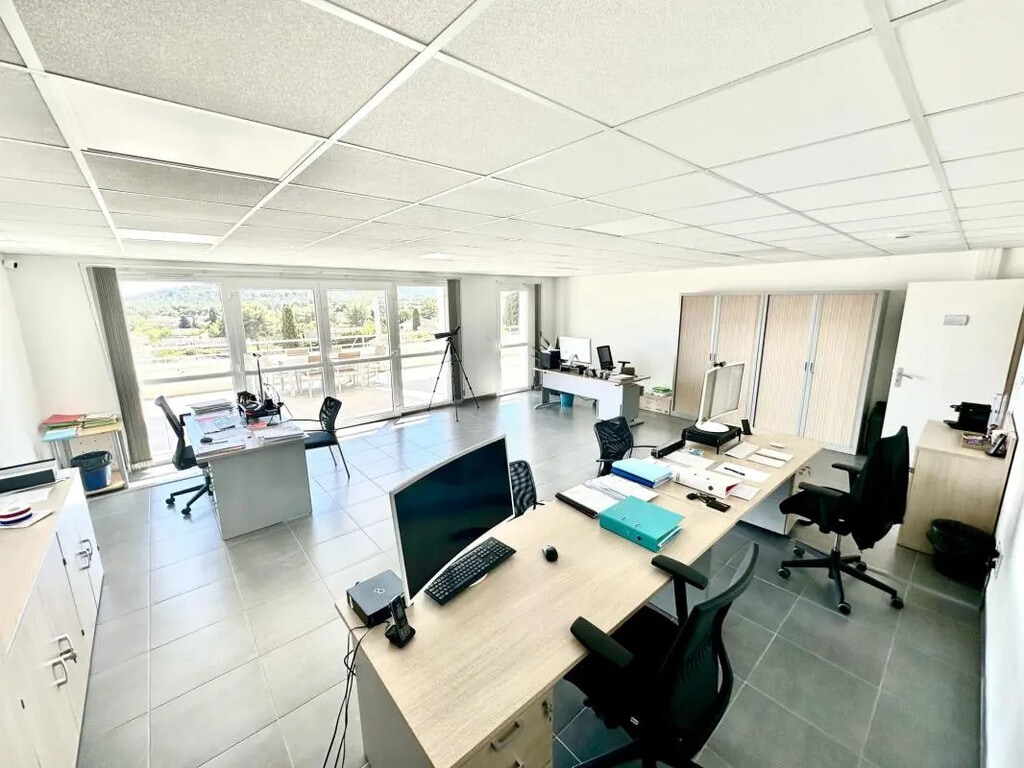 Vente Bureaux 685 m² - Photo 1