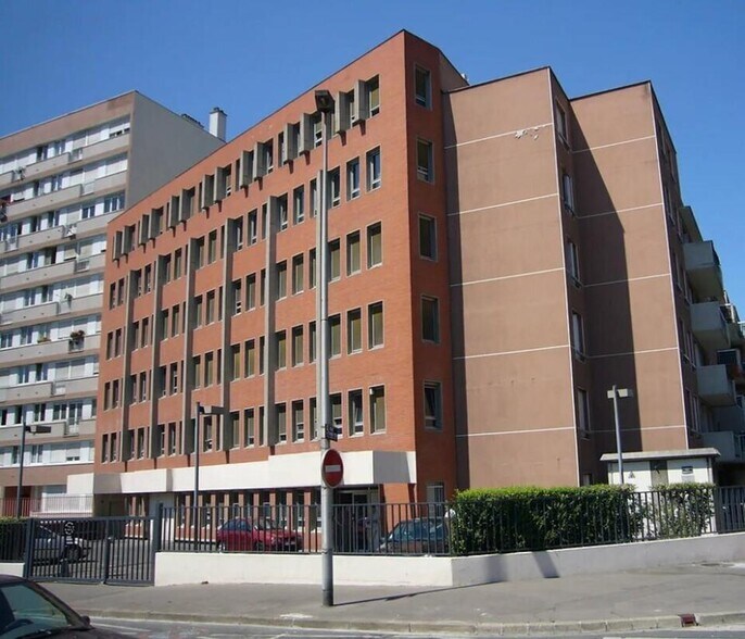 Office in Clichy to rent - Building Photo - Image 2 of 10