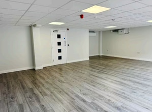 368-370 Lymington Rd, Christchurch to rent Interior Photo- Image 2 of 2