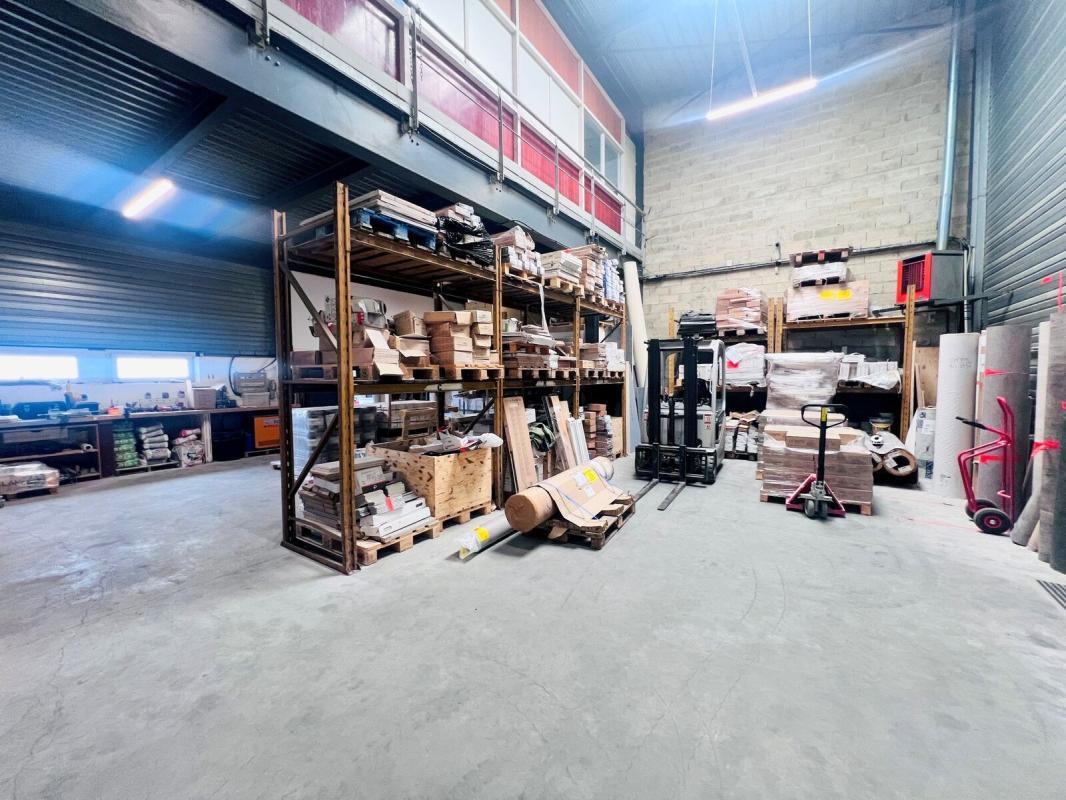 Light Industrial in Élancourt to rent Building Photo- Image 1 of 12