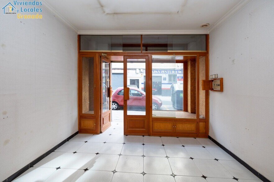 Retail in Granada to rent - Building Photo - Image 3 of 21