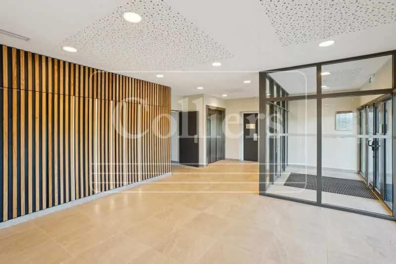 Office in Aix-en-Provence to rent Building Photo- Image 1 of 3