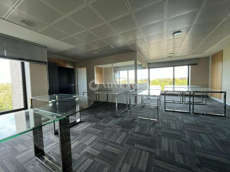 Office in Lieusaint to rent - Interior Photo - Image 2 of 6
