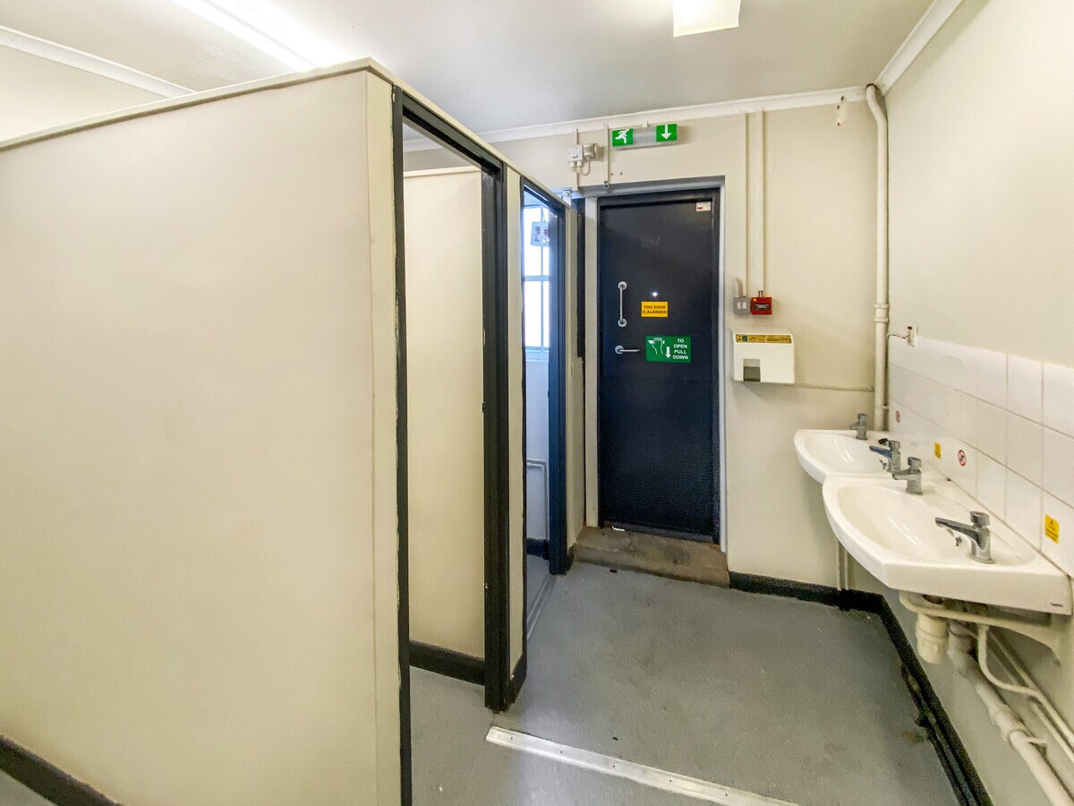 8486 Cricklade Rd, Swindon SN2 8AF UK