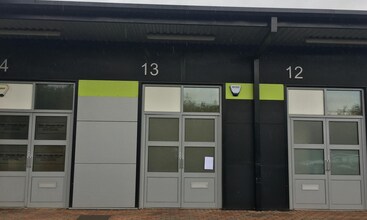 1 Smeaton Close, Aylesbury to rent Building Photo- Image 1 of 1