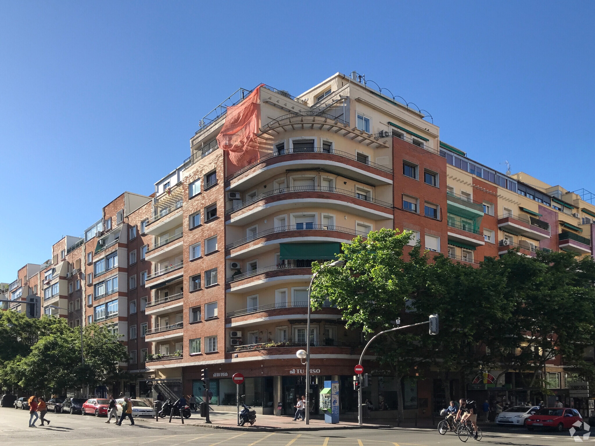 Retail in Madrid, Madrid to rent Primary Photo- Image 1 of 2