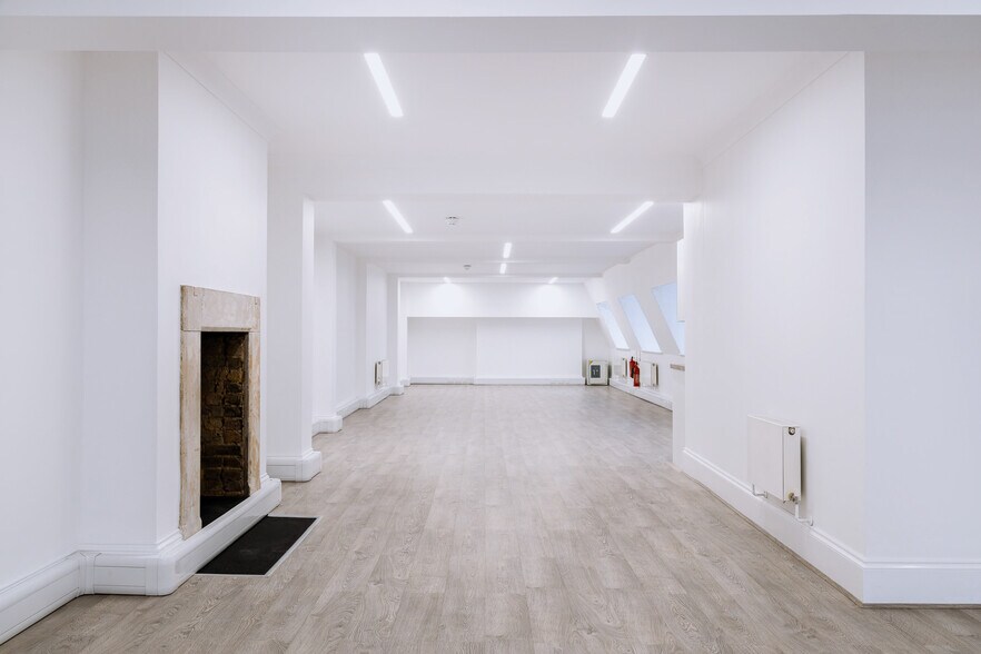 26 Eastcastle St, London to rent - Building Photo - Image 3 of 30