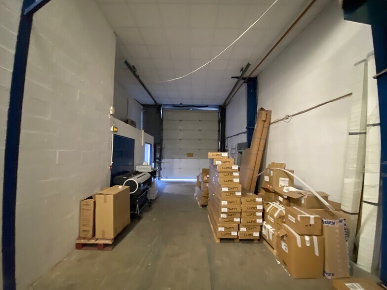 Light Industrial in Carrières-sur-Seine to rent - Building Photo - Image 2 of 14