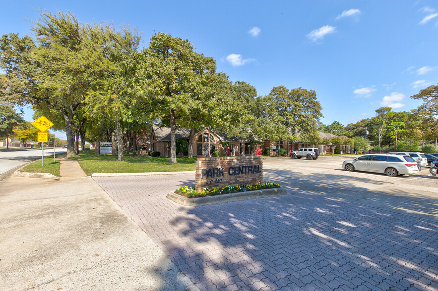 210-220 N Park Blvd, Grapevine, TX for rent - Primary Photo - Image 1 of 7