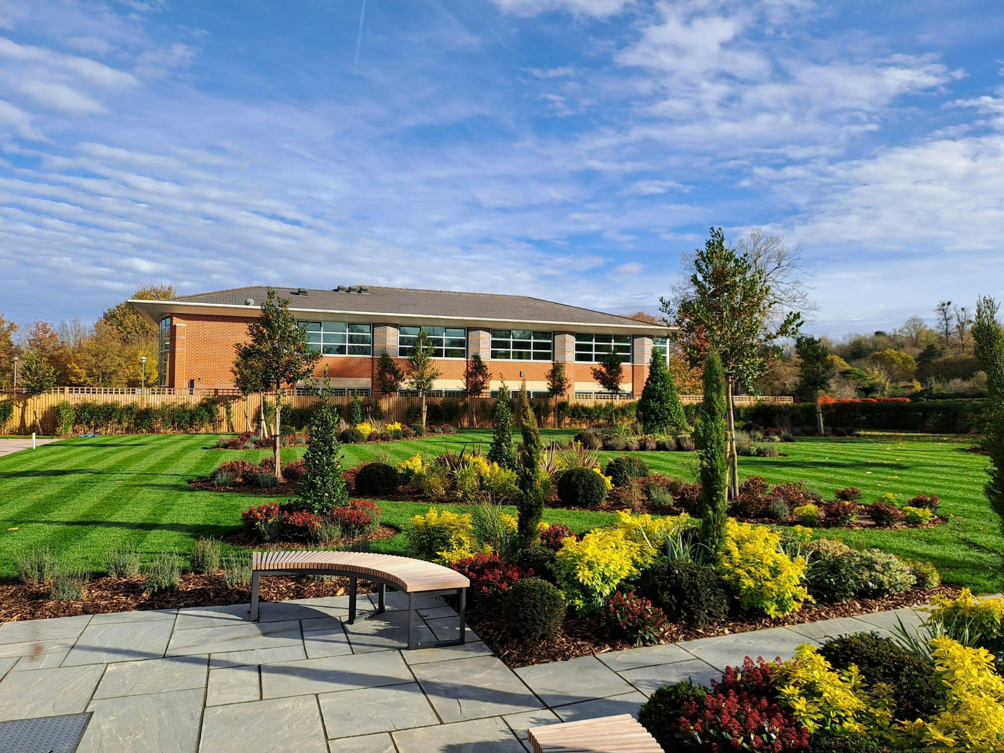 Waltham Rd, Maidenhead to rent Building Photo- Image 1 of 13