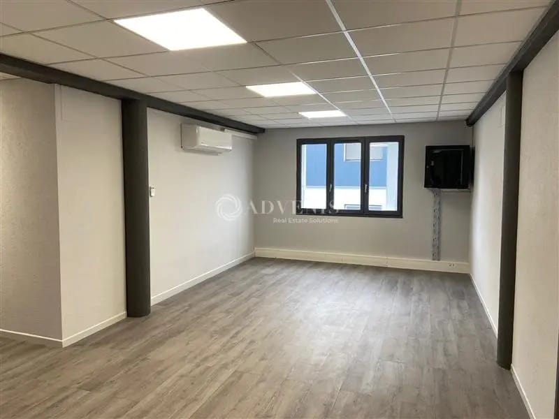 Location Bureaux 151 m² - Photo 1