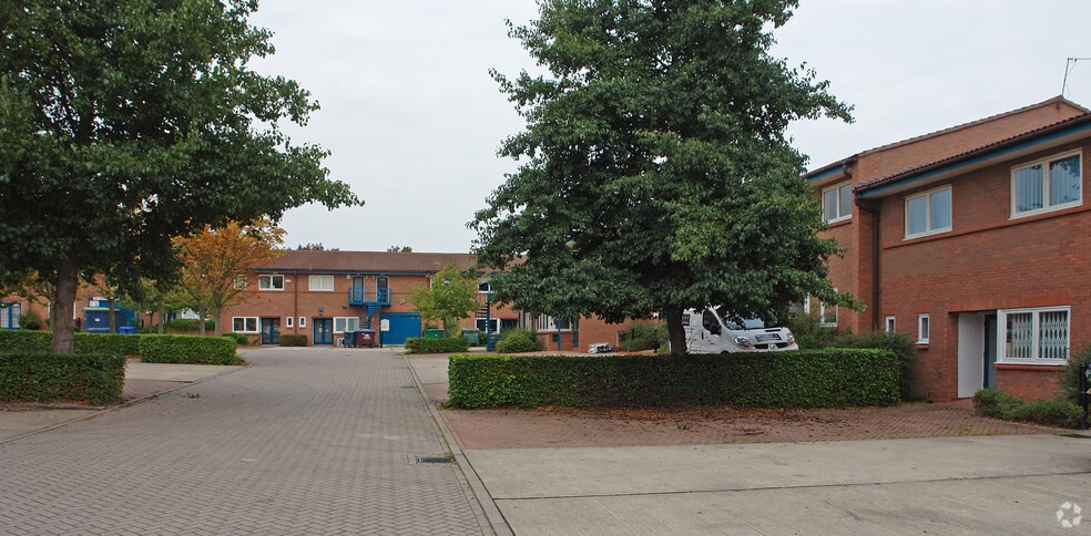 Crown Hl, Milton Keynes to rent - Building Photo - Image 3 of 4