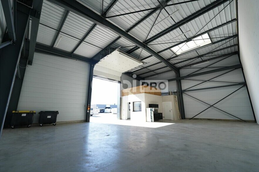 147 Rue De L'Aeropostale, Colombier-Saugnieu to rent - Interior Photo - Image 1 of 9